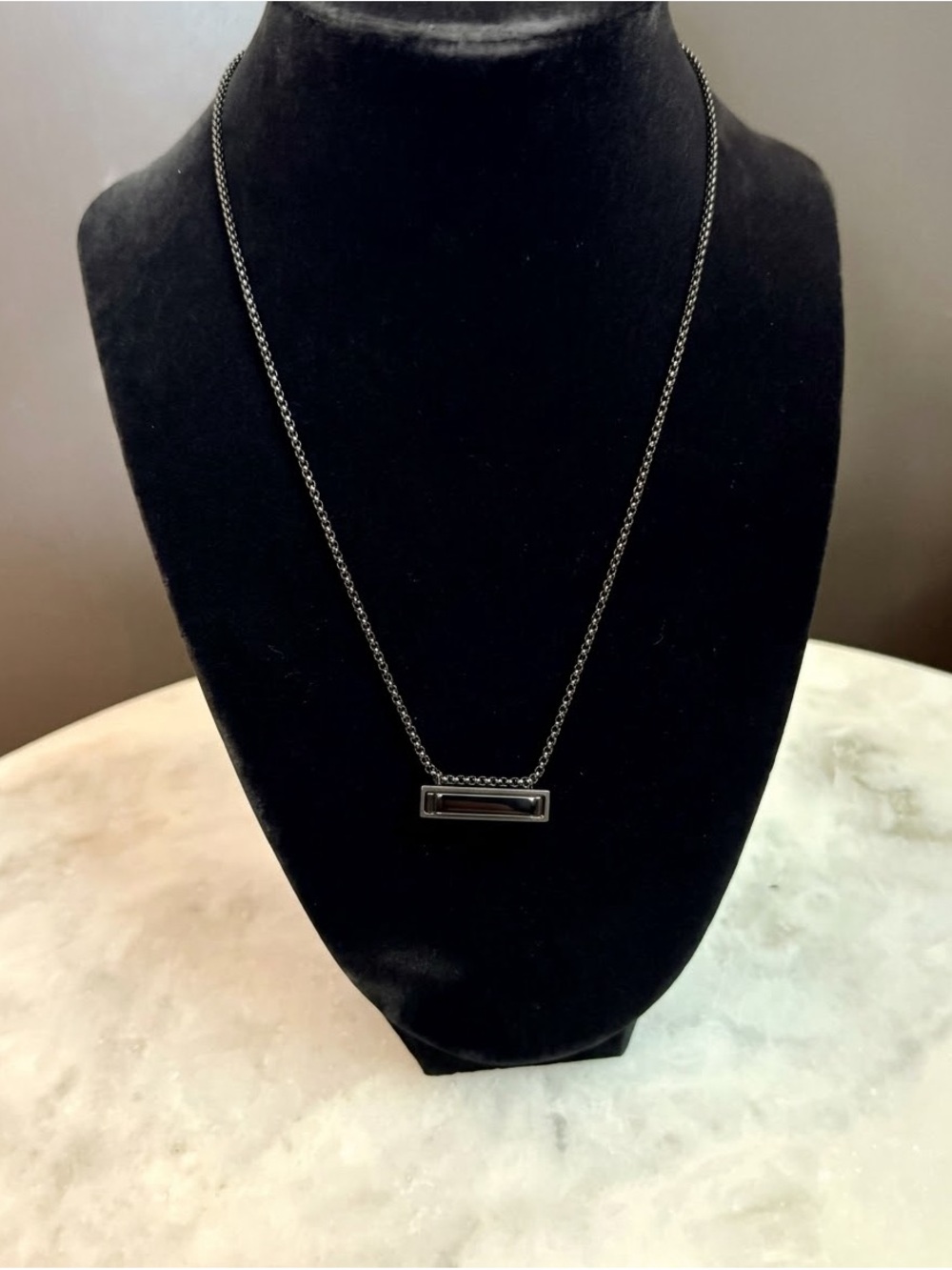 Kendra Scott Leanor Pendant Necklace in Gunmetal Black - Very Good Condition